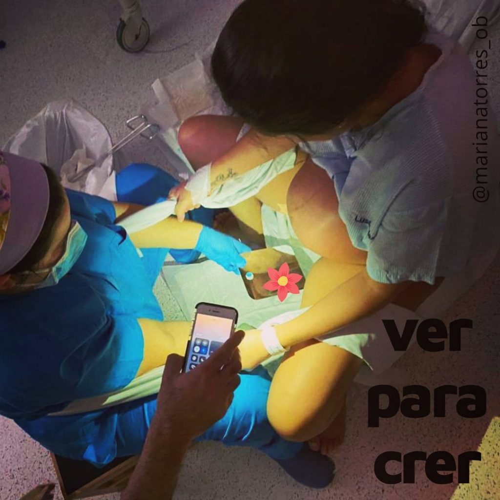 parto vertical com uso de espelho para ver o bebe