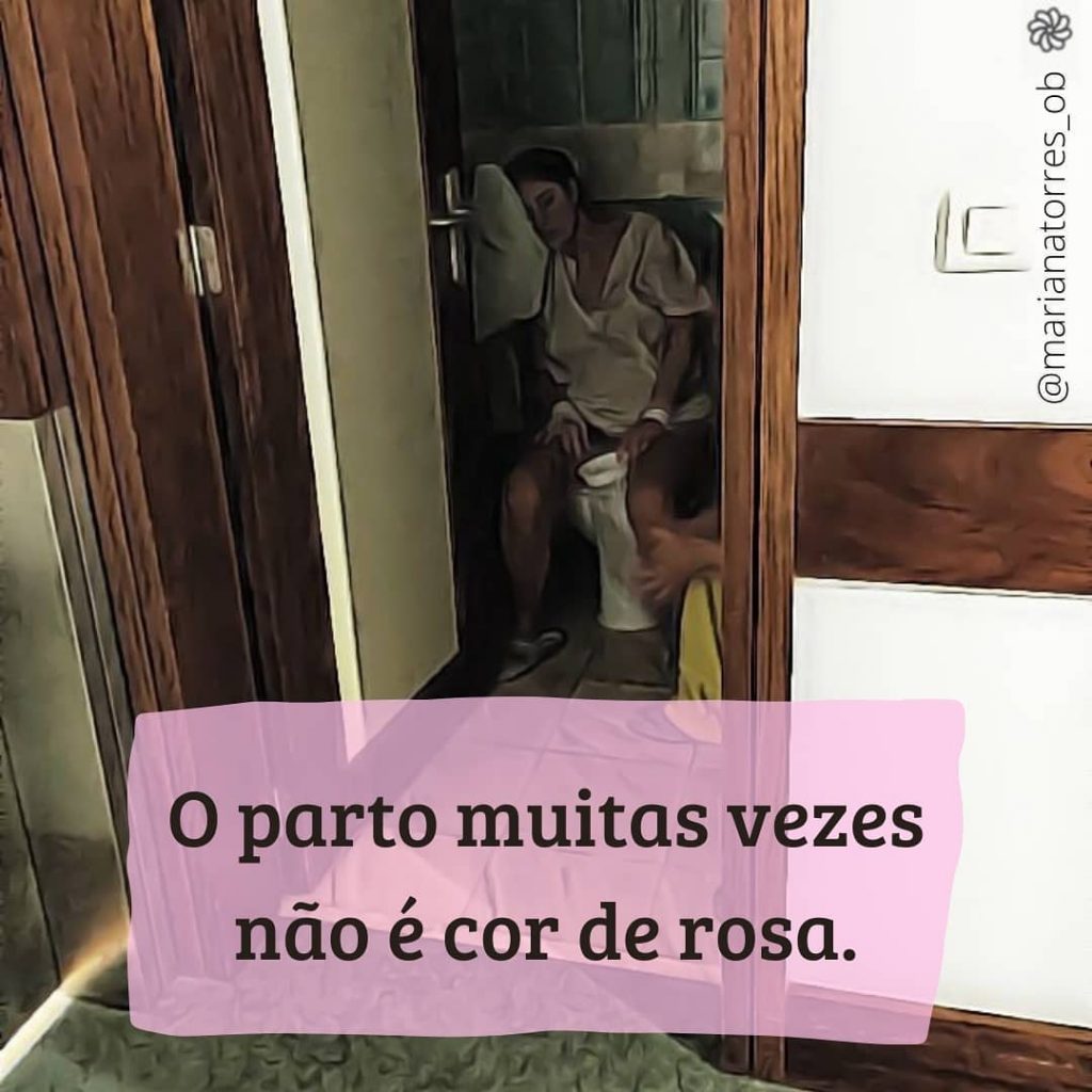 o parto muitas vezes não é cor de rosa - gravida sentada na sanita em trabalho de parto com saco de vomito na mão