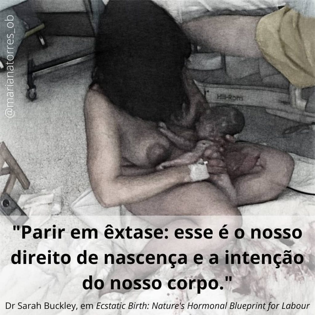 mulher sentada no chão a segurar o bebe pela primeira vez - parir em extase sarah buckley