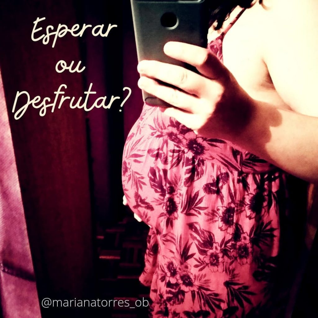 grávida com a mão na barriga a tirar selfie - esperar ou desfrutar?