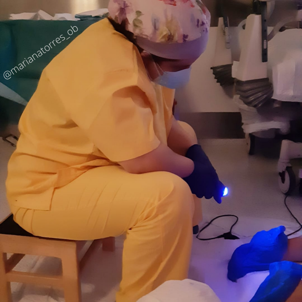 obstetra com lanterna num parto em 4 apoios