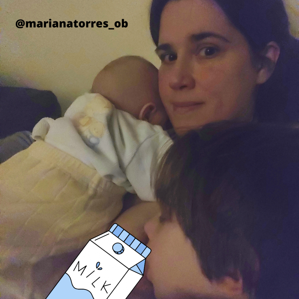 mãe a segurar recém-nascido e amamentar o filho mais velho