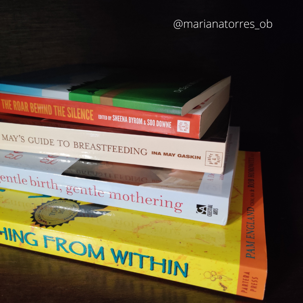 pilha de livros sobre parto e amamentação