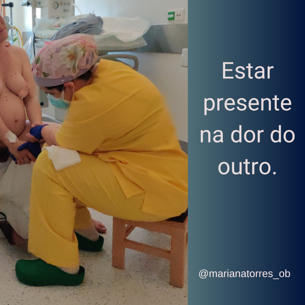 gravida a parir sentada a segurar as maos da obstetra