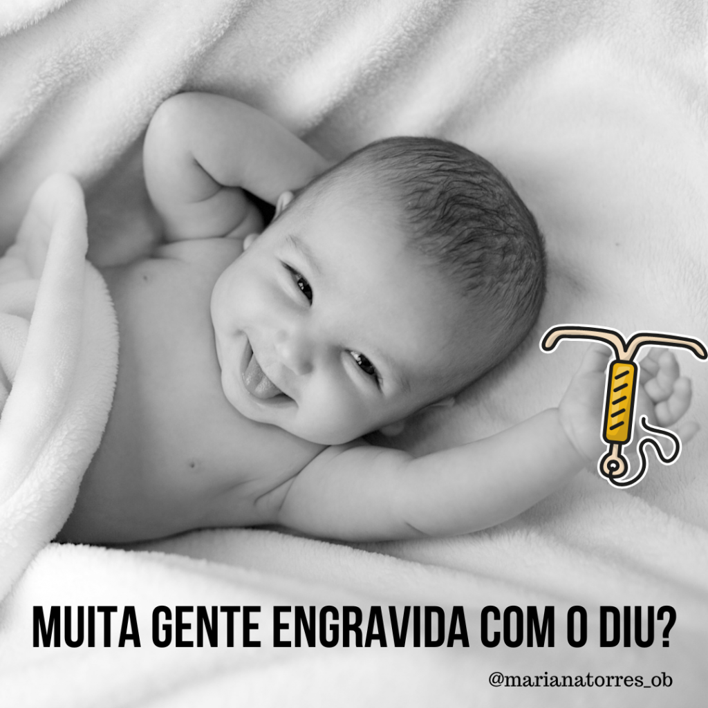 bebé a sorrir com diu na mão