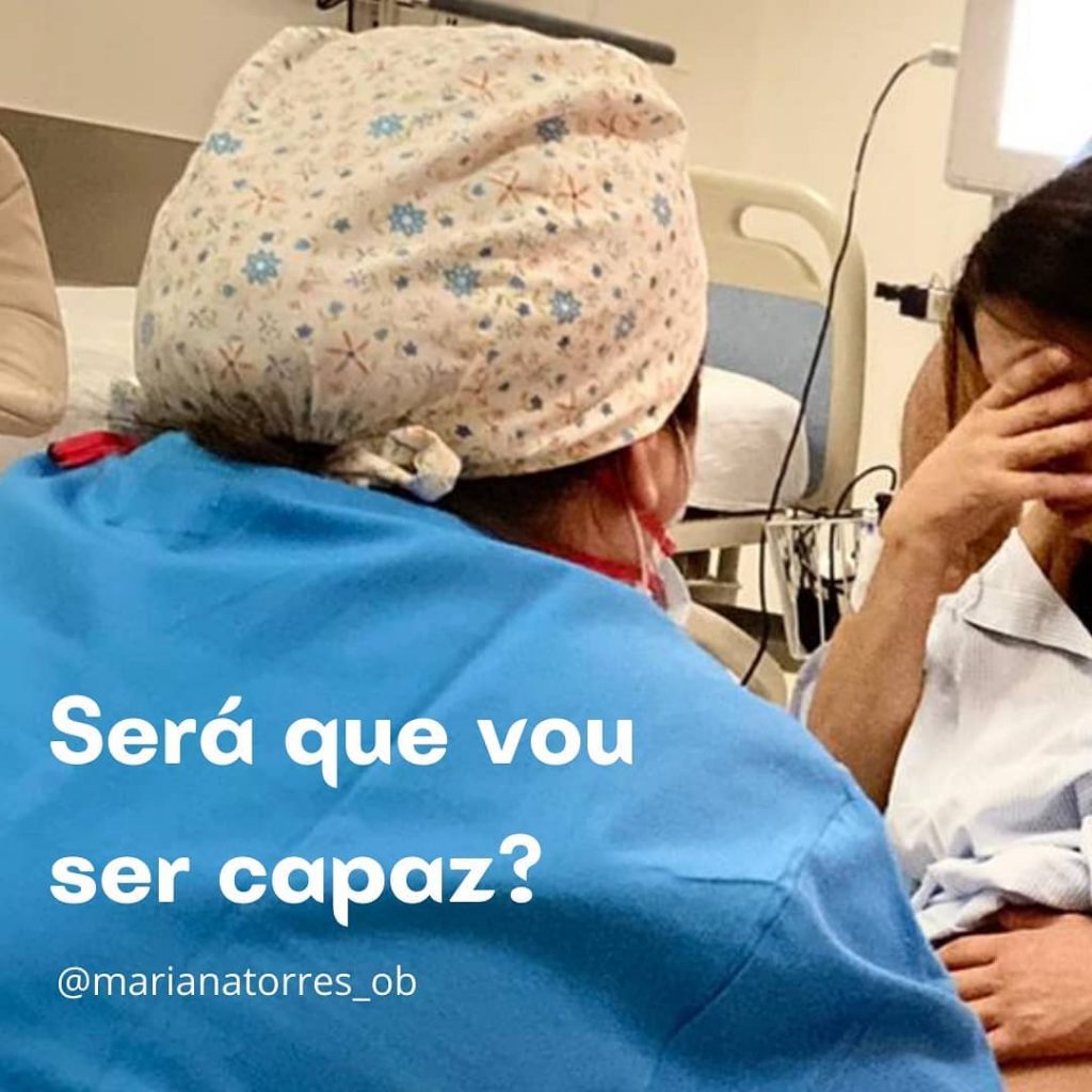 grávida no parto com a mão na cara questionando-se se vai ser capaz