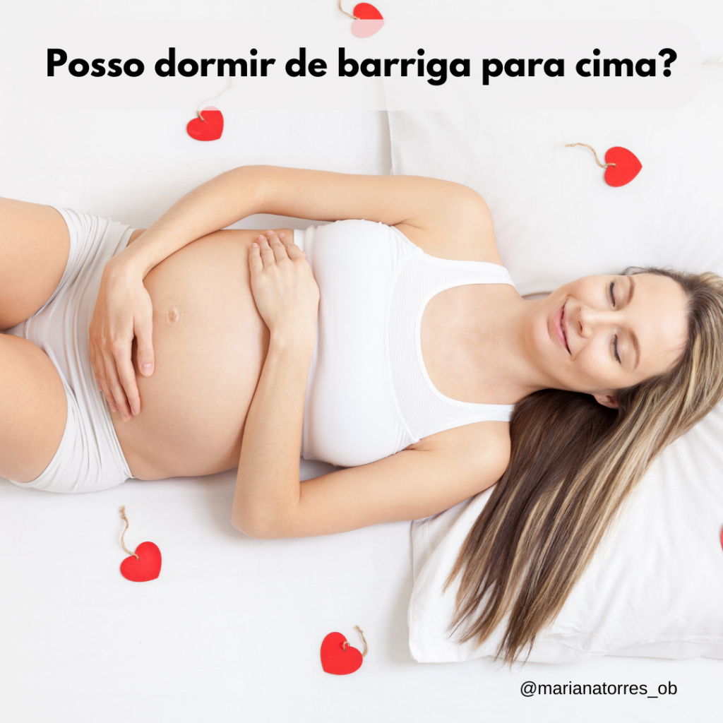 grávida feliz deitada de barriga para cima enquanto pergunta "posso dormir de barriga para cima?"